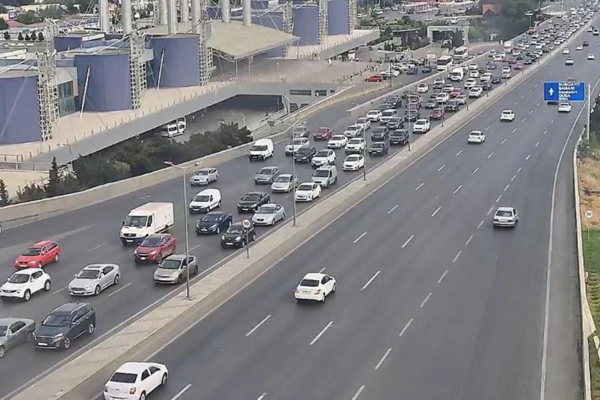 Bakının bəzi yollarında tıxac yaranıb Bakının bəzi yollarında tıxac yaranıb