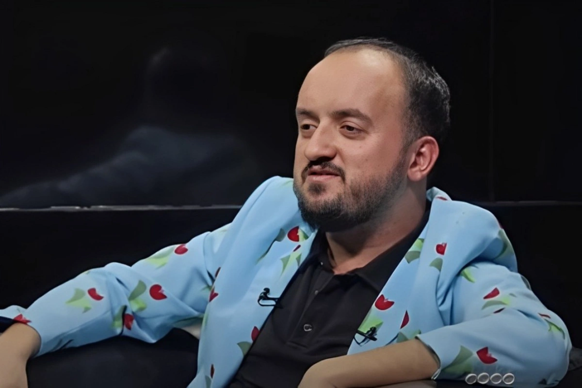 Qırmızı adam Faiq Ağayev: Geyindiyim kostyum ailə qurmağımın qarşısını alan amillərdən olub Qırmızı adam Faiq Ağayev: Geyindiyim kostyum ailə qurmağımın qarşısını alan amillərdən olub