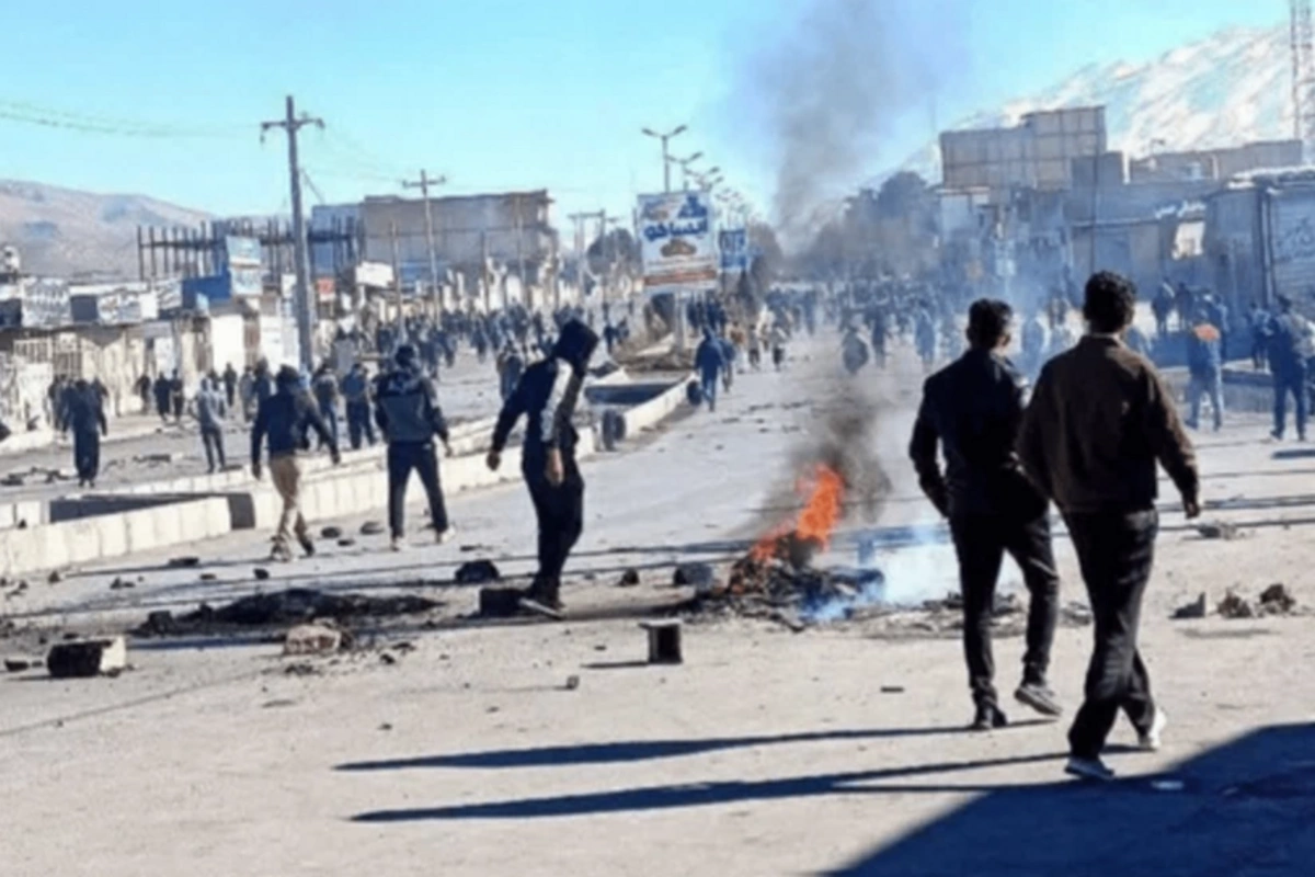 İranda polisə hücum nəticəsində iki nəfər ölüb, daha 30 insan yaralanıb
