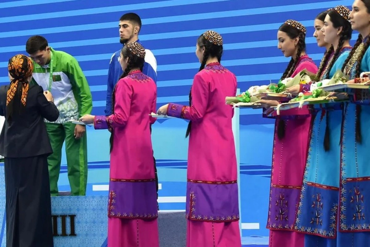 Azərbaycanın kəmər güləşçiləri Türkmənistanda üç medal qazanıb