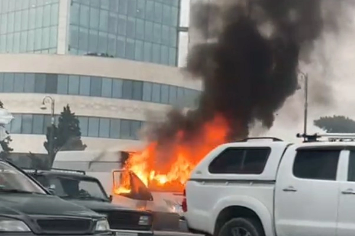 Heydər Əliyev prospektində Ford YANDI