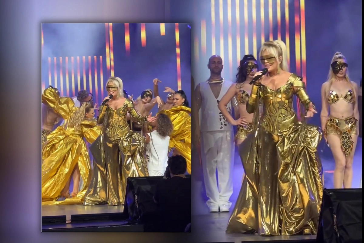 Ajda Pekkan geyimi ilə müzakirələrə səbəb oldu Ajda Pekkan geyimi ilə müzakirələrə səbəb oldu