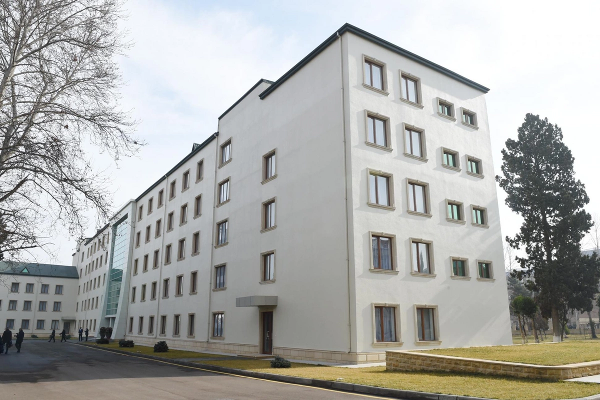 В Гяндже произошло возгорание кислородного баллона в больнице, пациентов эвакуируют В Гяндже произошло возгорание кислородного баллона в больнице, пациентов эвакуируют