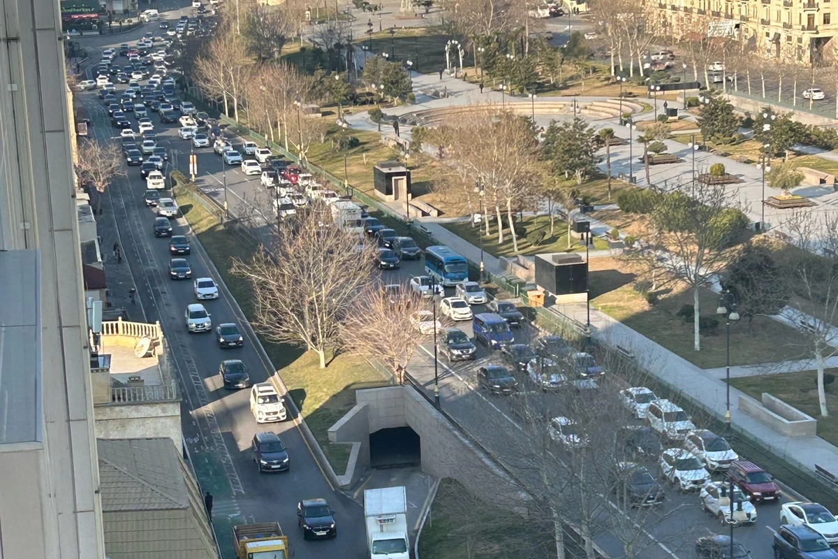 Bakıda Prius qəzaya uğradı, yolda tıxac yarandı