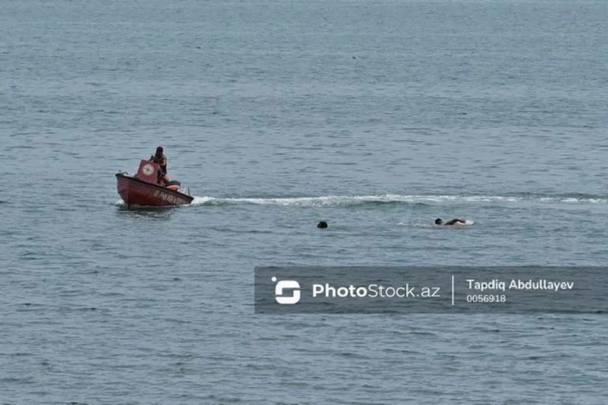 На бульваре в Баку спасли тонувшую девушку