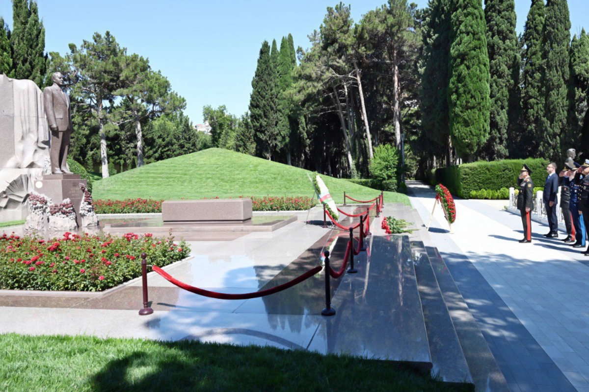 Müdafiə naziri Fəxri Xiyabanda və Zəfər parkında olub