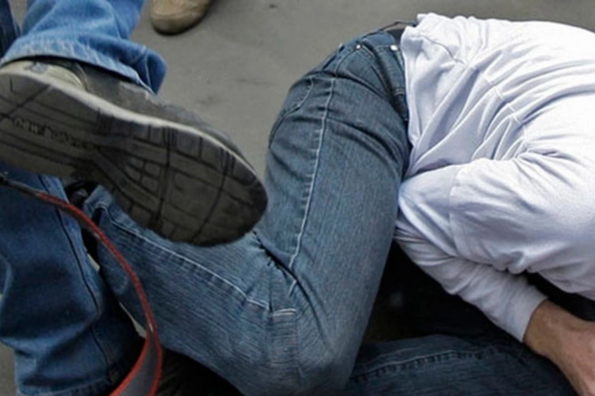 В Хырдалане сын избил отца прямо на улице