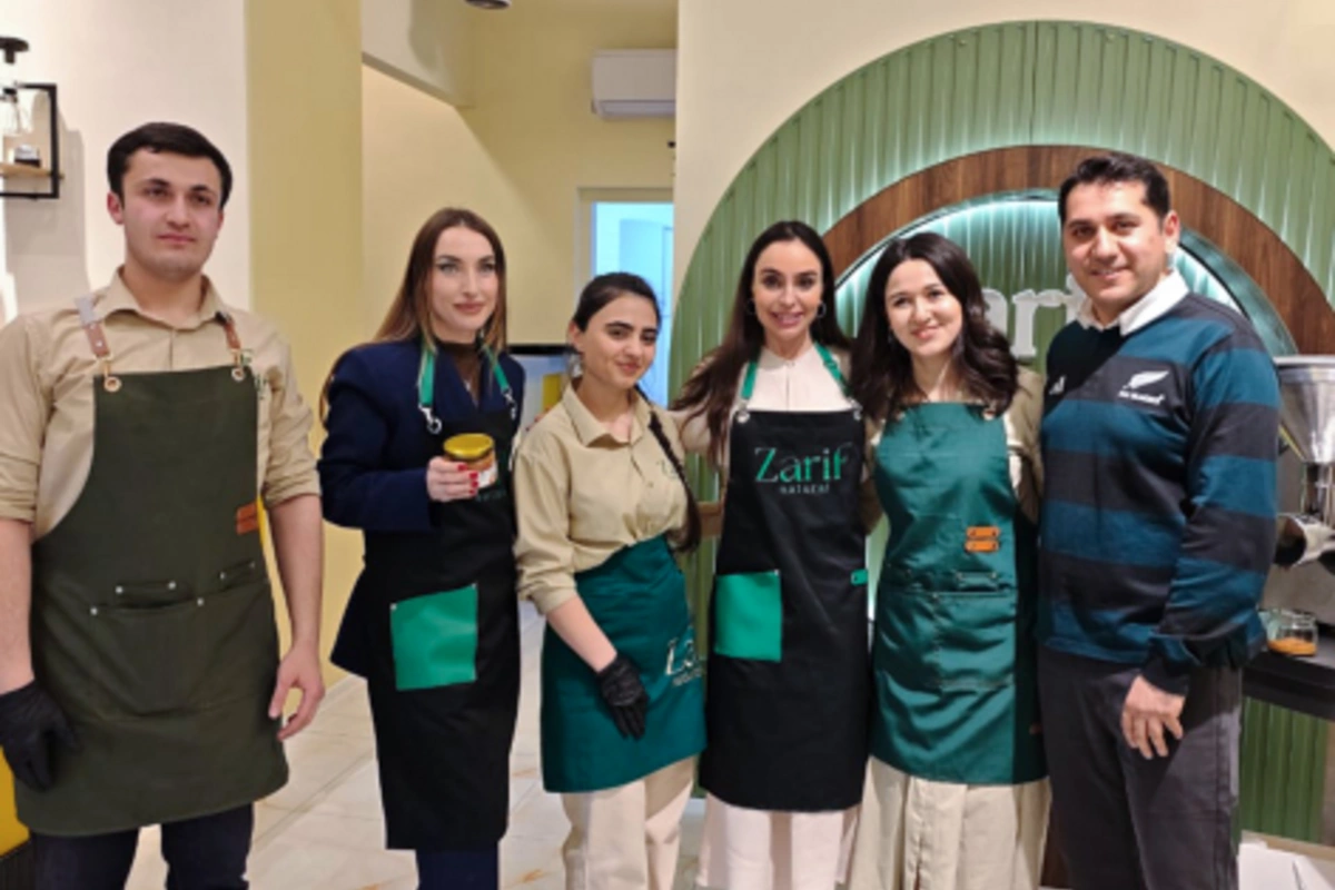 Лейла Алиева и Алена Алиева ознакомились с брендом здорового питания предпринимательницы в Гяндже