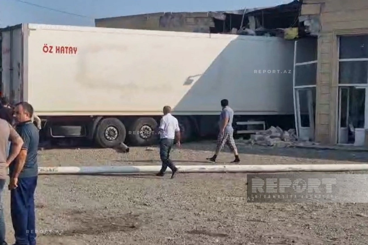 Серьезное ДТП на трассе Баку-Газах: грузовик врезался в придорожное здание Серьезное ДТП на трассе Баку-Газах: грузовик врезался в придорожное здание