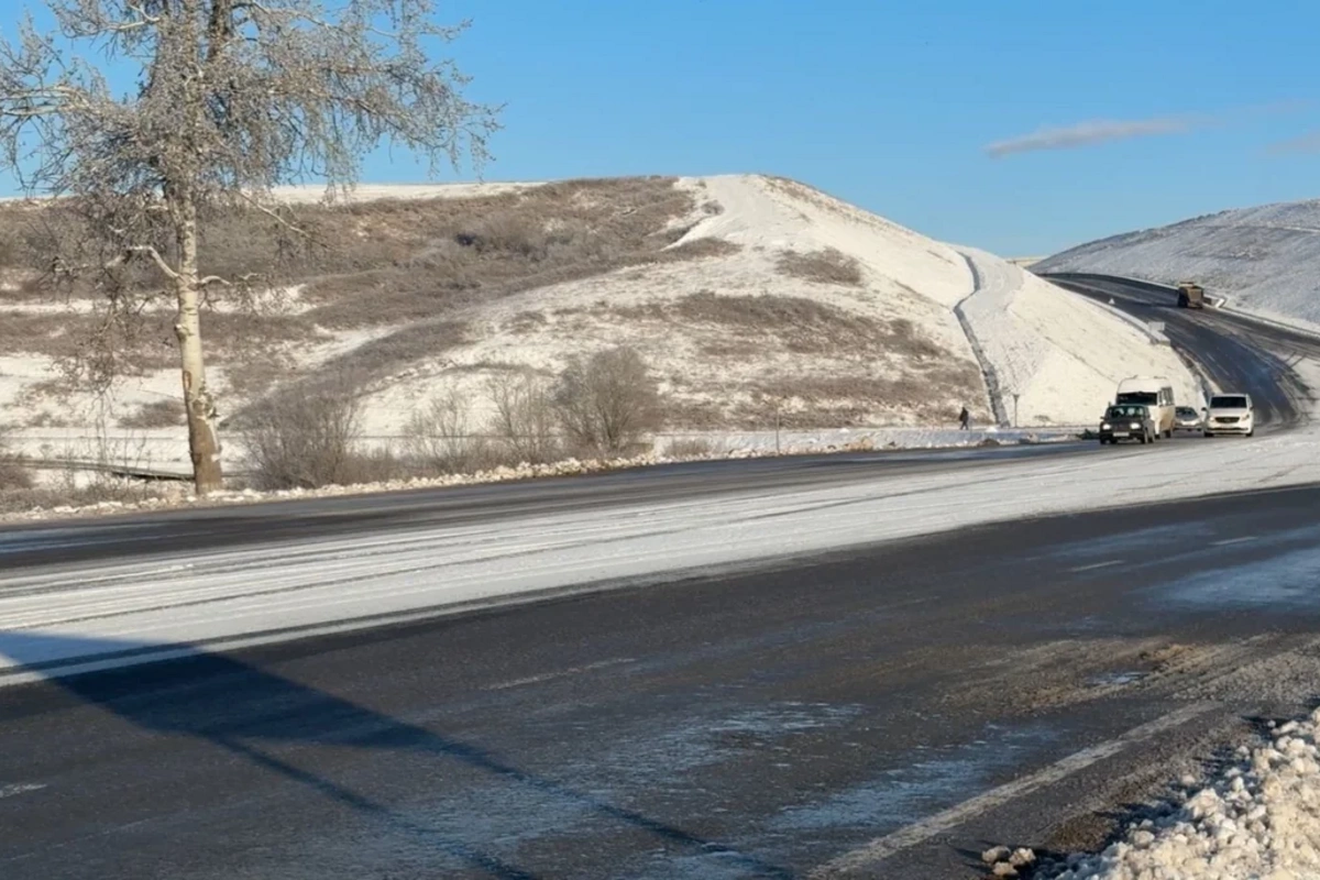Некоторые участки дороги Баку - Шамахы - Евлах покрылись льдом: зафиксировано ДТП
