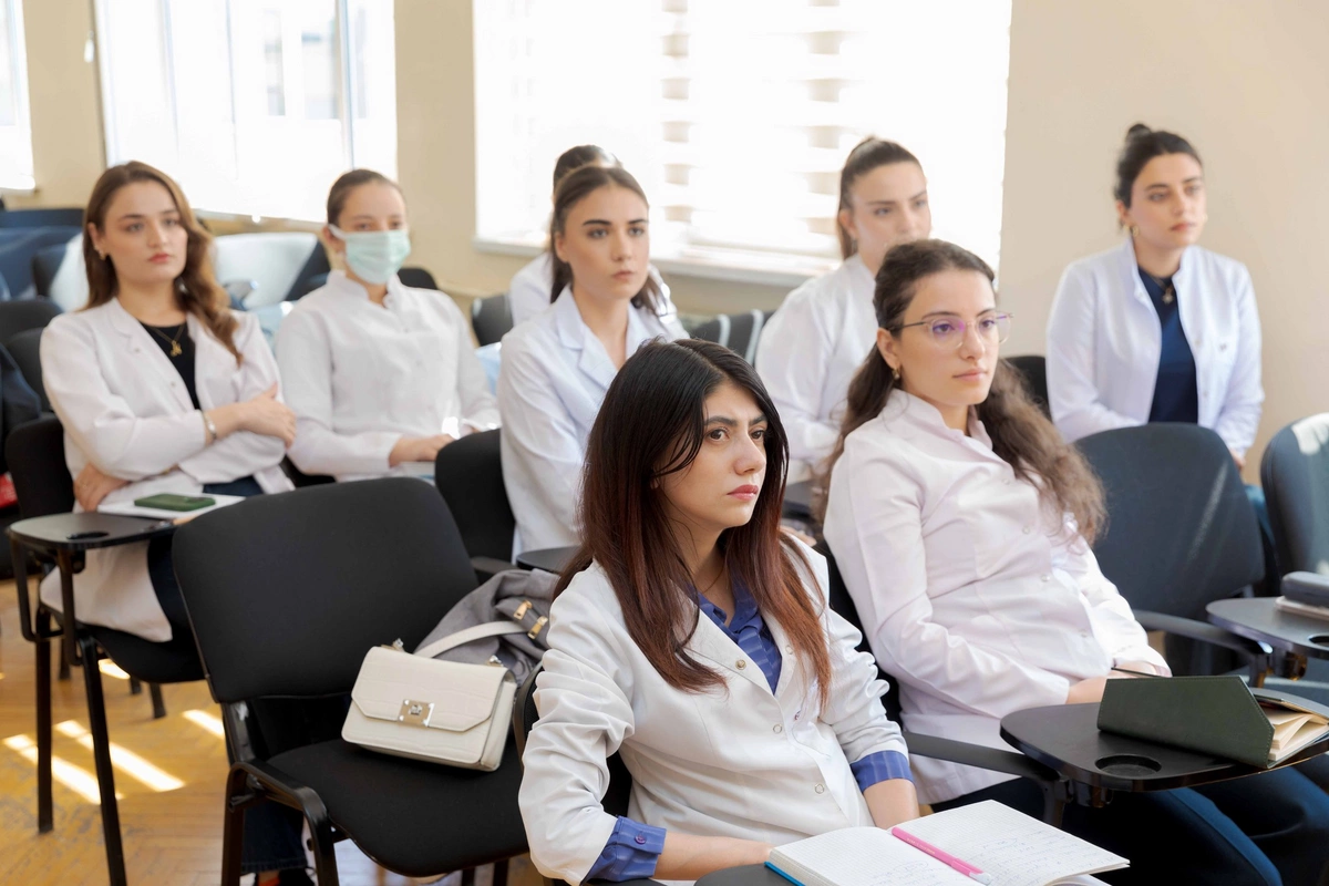 Tibb Universitetini bitirənlərin neçə faizi xaricdə işləyir? - RƏSMİ Tibb Universitetini bitirənlərin neçə faizi xaricdə işləyir? - RƏSMİ