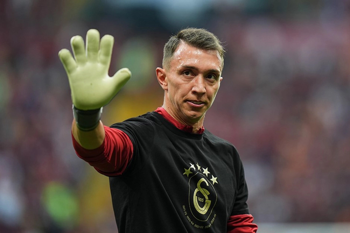Muslera Türkiyə ilə belə vidalaşdı Muslera Türkiyə ilə belə vidalaşdı
