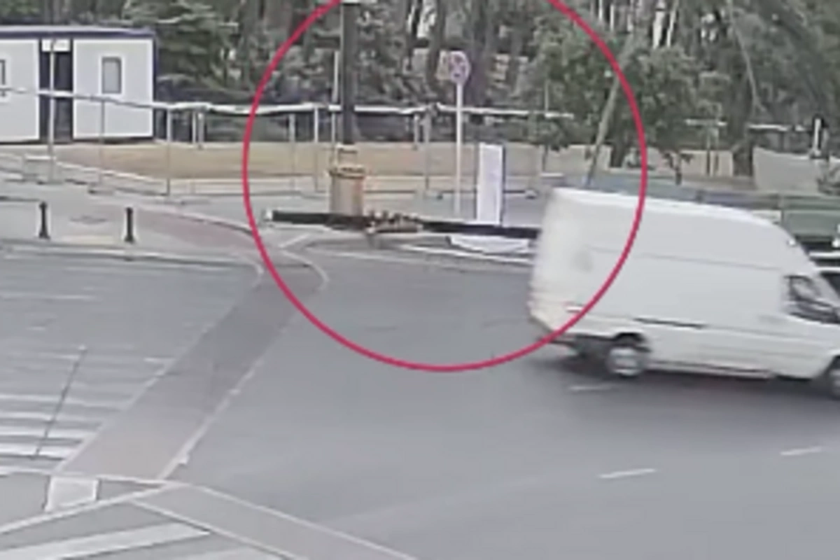 Bakının mərkəzində qəza olub, svetofor aşıb Bakının mərkəzində qəza olub, svetofor aşıb