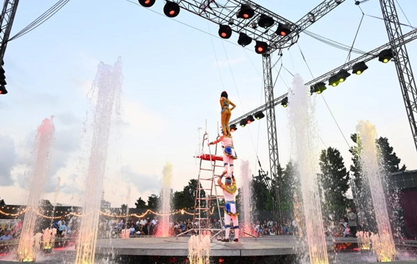 Leyla Əliyeva və Arzu Əliyeva "CandyFest" yay festivalını ziyarət edib və "Sehrli mirvari" su sirki şousunu izləyiblər
