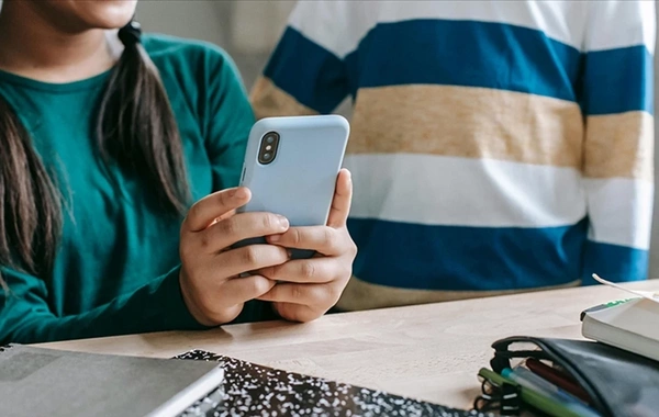 Cənubi Koreyada məktəblilərin dərs vaxtı telefondan istifadəsi qadağan edildi