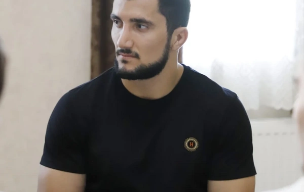 Məcid Seyidov UFC döyüşçüsü Fərman Həsənova fəxri fərman təqdim edib
