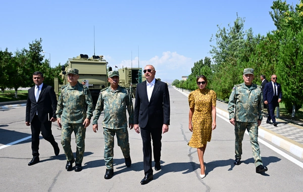 Prezident yeni yaradılan komando hərbi hissələrinə Döyüş bayraqlarının verilməsi mərasimində iştirak edib