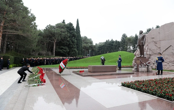 SOCAR-ın kollektivi Ulu Öndər Heydər Əliyevin məzarını ziyarət edib