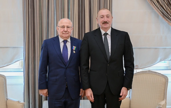 Президент Ильхам Алиев вручил Курбану Курбанову орден "Достлуг"