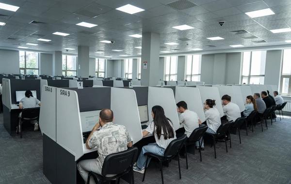 Dövlət icra məmuru olmaq istəyən şəxslər üçün test imtahanı keçirilib