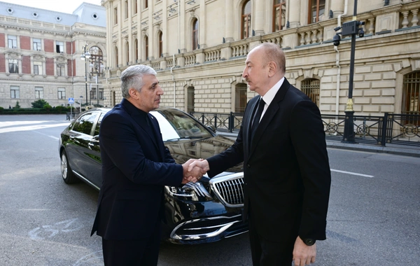 Prezident İlham Əliyev İranın ölkəmizdəki səfirliyində olub, başsağlığı verib