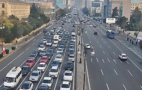 Bakının bir sıra yollarında nəqliyyatın sıxlığı yaranıb