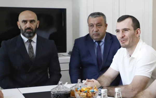 Məcid Seyidov UFC döyüşçüsü Fərman Həsənova fəxri fərman təqdim edib