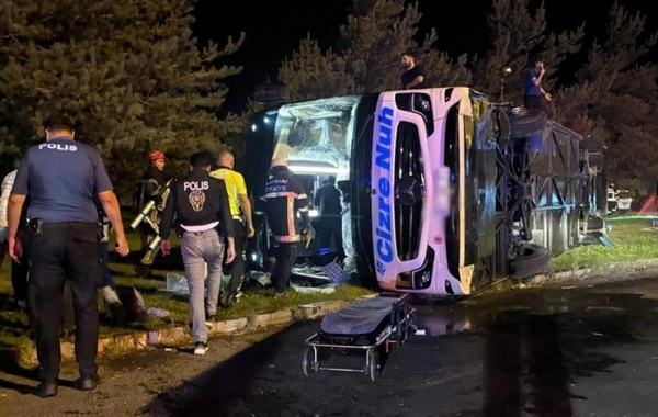 Avtobus yanacaq daşıyan maşınla toqquşdu: 35 YARALI VAR