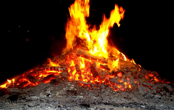 Su çərşənbəsində iki nəfər tonqalda yanıq xəsarəti alıb