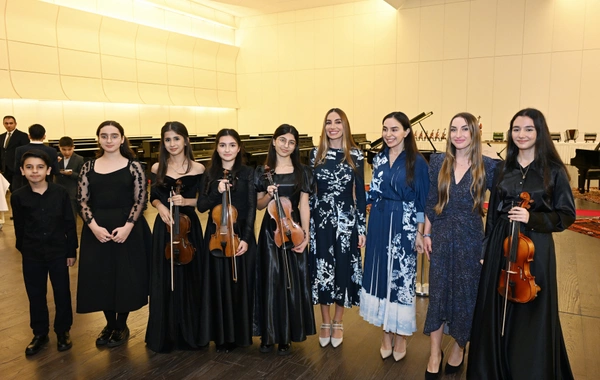 Heydər Əliyev Fondunun dəstəyi ilə alınan musiqi alətlərinin təqdimatı olub Heydər Əliyev Fondunun dəstəyi ilə alınan musiqi alətlərinin təqdimatı olub
