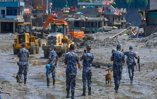 Nepalda daşqında ölənlərin sayı 900-ü ötdü