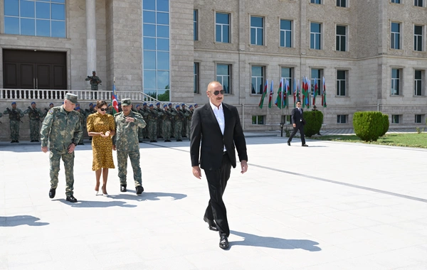 Prezident yeni yaradılan komando hərbi hissələrinə Döyüş bayraqlarının verilməsi mərasimində iştirak edib