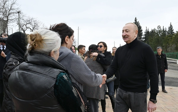 İlham Əliyev Xocavəndin Xanoba kəndində fərdi evlərin və infrastrukturun bərpası sahəsində görülən işlərlə tanış olub