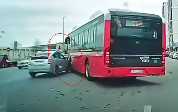 Bakıda Prius sərnişin avtobusuna çırpılıb