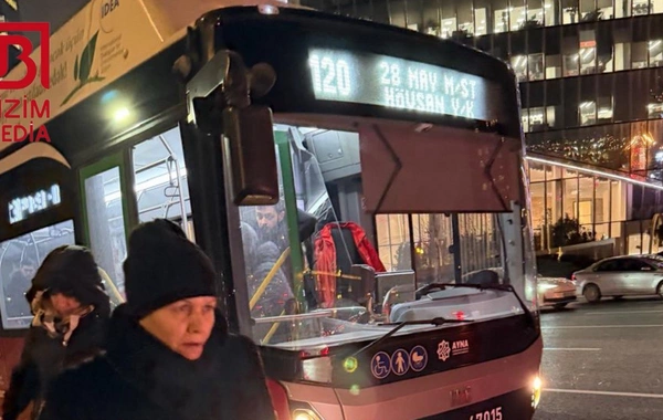 Bakıda BakuBus minik avtomobili ilə toqquşdu: Sərnişinlərin düşürülüb yönləndirildiyi avtobus da qəzaya düşdü