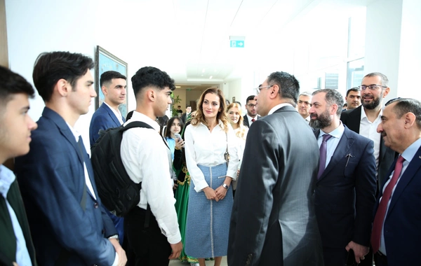 SOCAR-ın Bakı Ali Neft Məktəbinin nəzdində fəaliyyət göstərən Rəqəmsal Biliklər Liseyinin rəsmi açılış mərasimi keçirilib