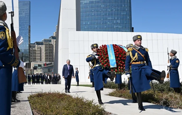 Qazaxıstan nazirləri Şəhidlər xiyabanını və Zəfər parkını ziyarət etdilər