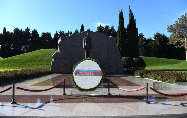 Slovakiya Prezidenti Ümummilli Lider Heydər Əliyevin məzarını ziyarət edib