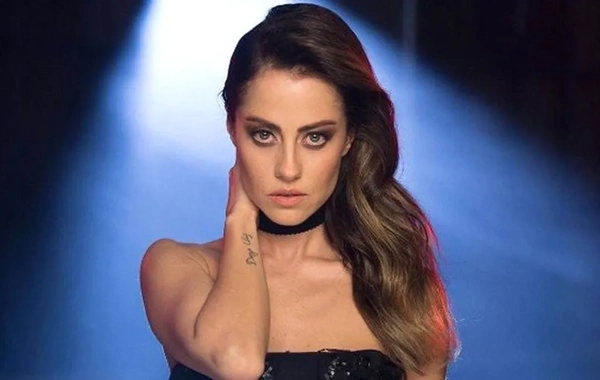 Derya Uluğ  "Gəl, ey səhər" i oxudu