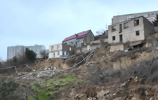 Оползни в Баку вышли на опасный уровень: жители сообщают о повреждениях зданий
