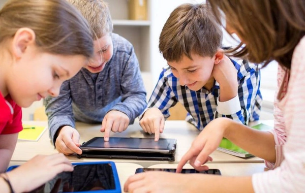 Sosial şəbəkələrə uşaqlarla bağlı məhdudlaşdırıcı addımların tətbiqi təklif olunur