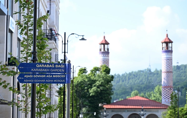 İlham Əliyev Şuşanın Qarabağ küçəsində dövlət-özəl tərəfdaşlığı çərçivəsində həyata keçirilmiş işlərlə tanış olub