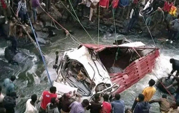 Yük maşını çaya düşdü - 71 sərnişin öldü