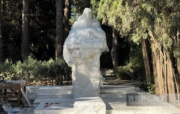 Xalq yazıçısı Elçinin Fəxri xiyabandakı qəbirüstü abidəsi hazırdır