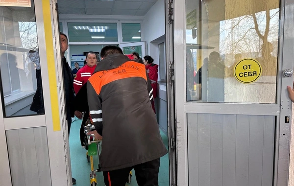 Qəzada sağ qalan sərnişinləri Bakıya gətirən təyyarə eniş edib