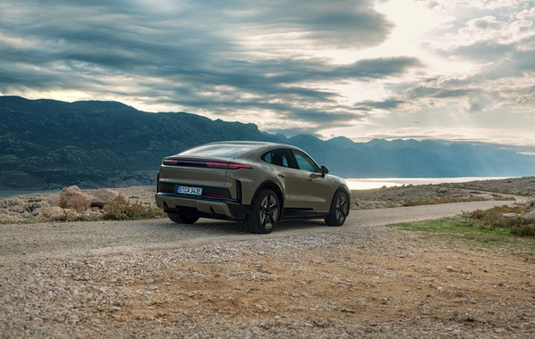 İkonadan ilhamlanıb: Yeni Porsche Cayenne Coupe Electric