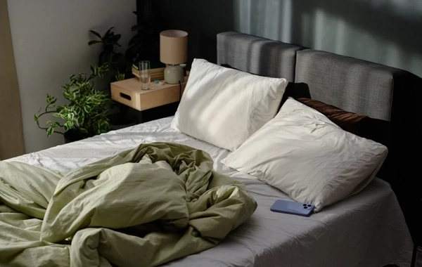 Həkimlər insanların niyə zəngli saatdan əvvəl oyandıqlarını izah ediblər