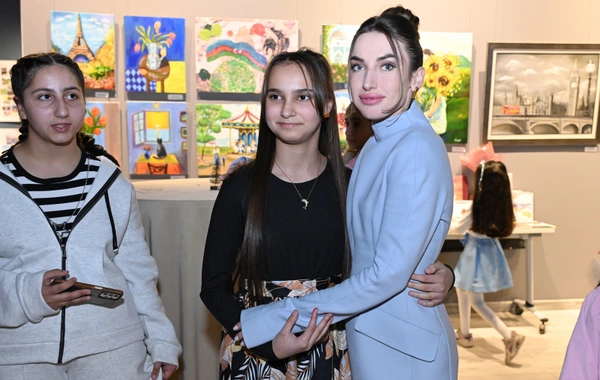 Arzu Əliyeva və Alena Əliyeva "Rənglərdə yaşanan 10 il" mövzusunda keçirilən sərgidə iştirak ediblər