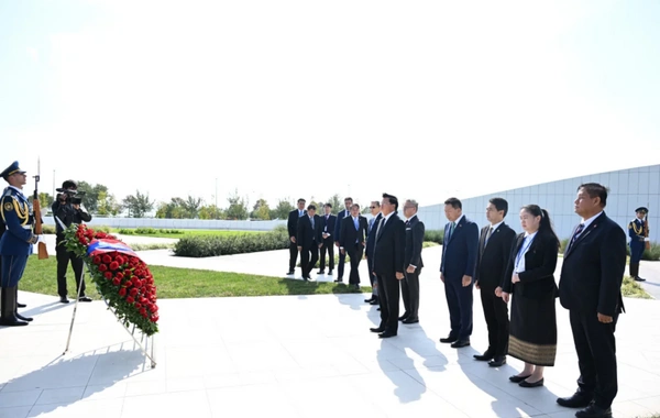 Laos Prezidenti Zəfər parkını ziyarət edib