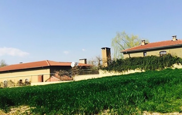 Məşhur müğənni kəndə köçüb toyuq, tovuz quşu saxlayır, qış üçün banka bağlayır